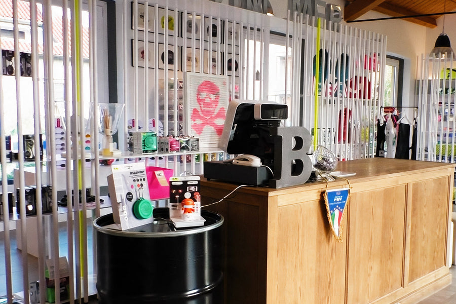 Il banco del main store BONESWIMMER di Gallarate nel 2018