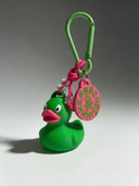 Charm portachiavi Duck Psycho con Badge — Verde / Fucsia