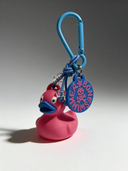 Charm portachiavi Duck Psycho con Badge — Fucsia / Azzurro